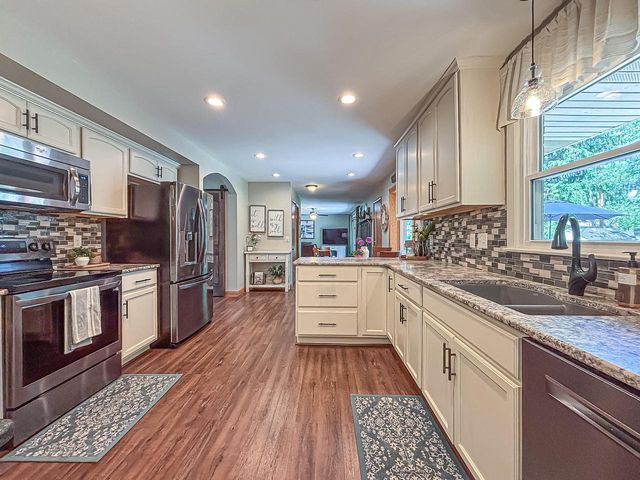 21660 Mayrose BOULEVARD, Brookfield, WI 53045