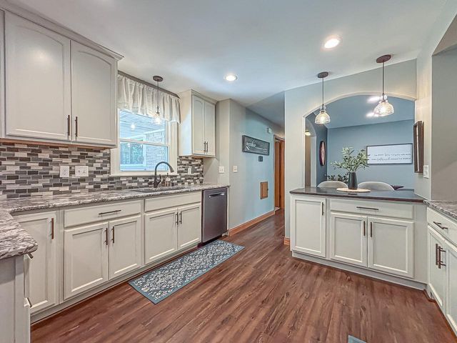 21660 Mayrose BOULEVARD, Brookfield, WI 53045