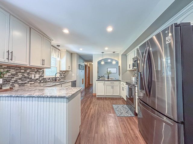 21660 Mayrose BOULEVARD, Brookfield, WI 53045