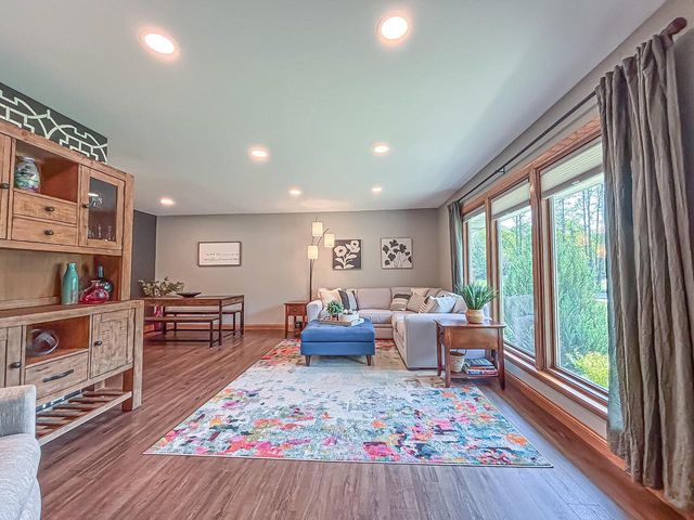 21660 Mayrose BOULEVARD, Brookfield, WI 53045