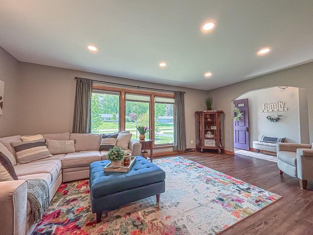 21660 Mayrose BOULEVARD, Brookfield, WI 53045