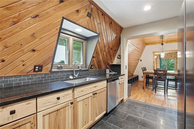 2221 Oak Road NE, North Liberty, IA 52317