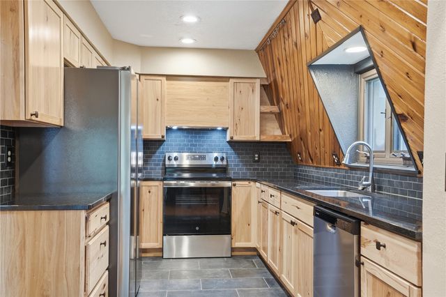 2221 Oak Road NE, North Liberty, IA 52317