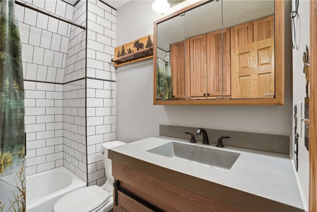 2221 Oak Road NE, North Liberty, IA 52317