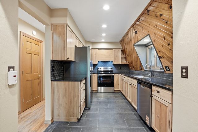 2221 Oak Road NE, North Liberty, IA 52317
