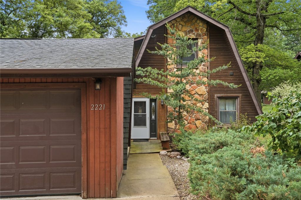 2221 Oak Road NE, North Liberty, IA 52317