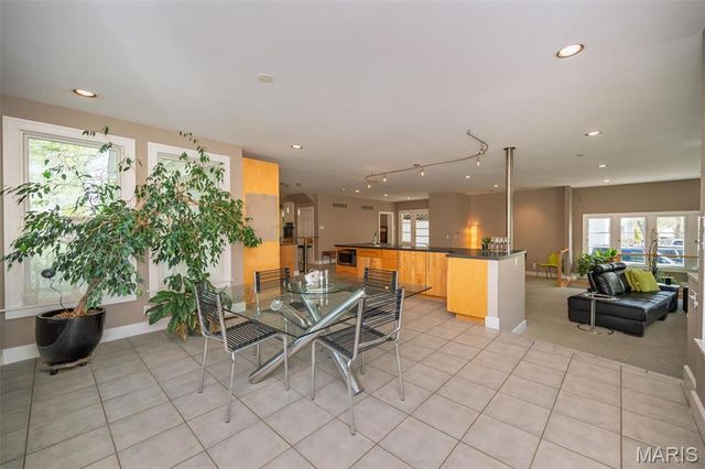 1211 S Geyer Road, St Louis, MO 63122