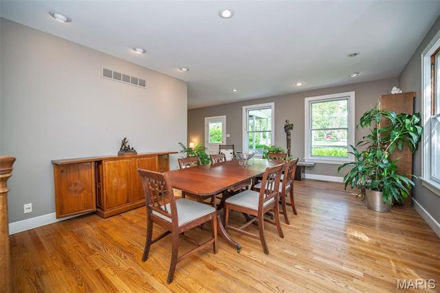 1211 S Geyer Road, St Louis, MO 63122