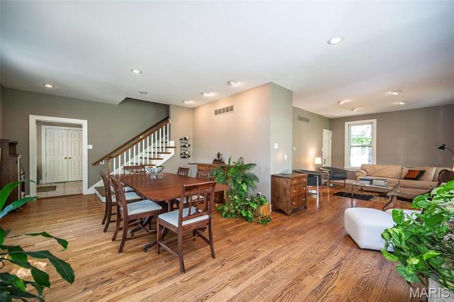 1211 S Geyer Road, St Louis, MO 63122