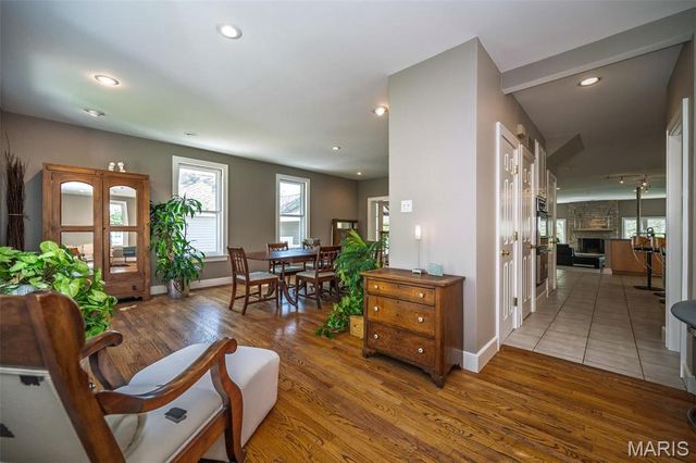 1211 S Geyer Road, St Louis, MO 63122