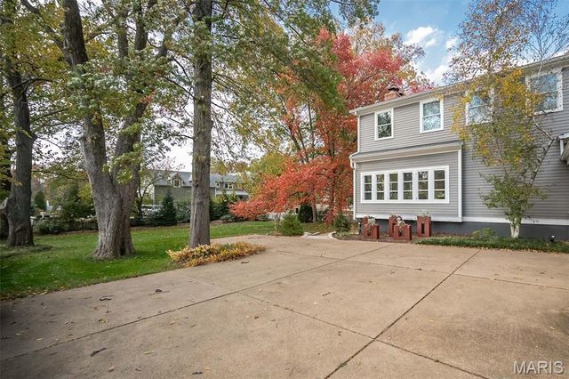 1211 S Geyer Road, St Louis, MO 63122