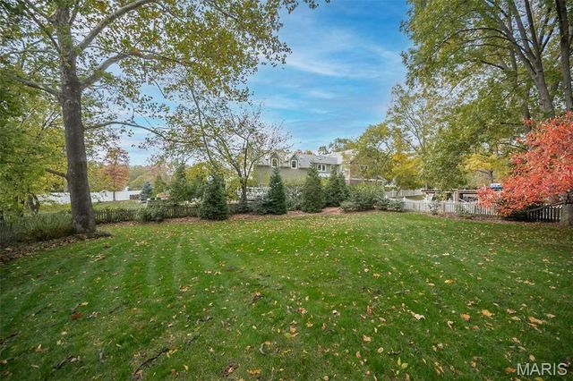 1211 S Geyer Road, St Louis, MO 63122