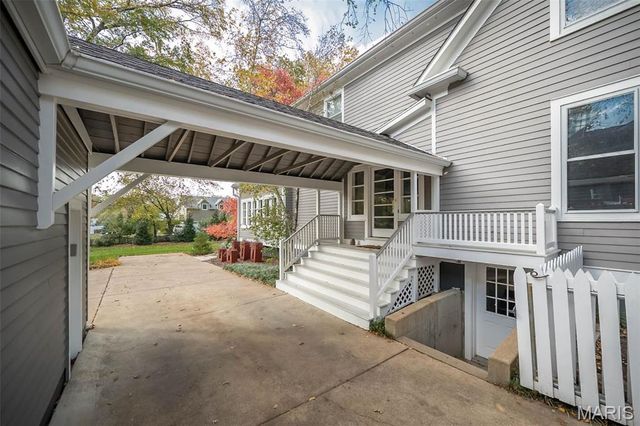 1211 S Geyer Road, St Louis, MO 63122