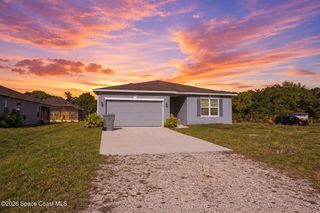 8975 102nd Avenue, Vero Beach, FL 32967