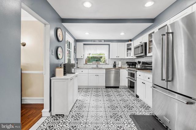 14 WINDSOR CIR, Springfield, PA 19064