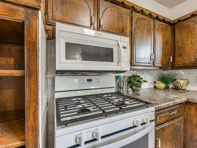 1049 SW 3rd Street, Moore, OK 73160