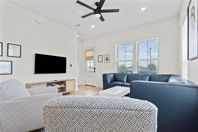 5745 Avenue R, Galveston, TX 77551