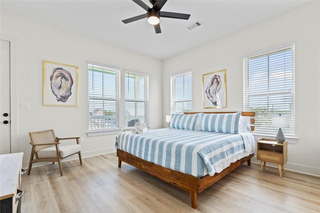 5745 Avenue R, Galveston, TX 77551
