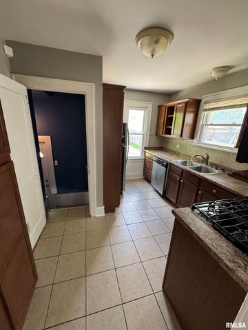 715 W CORRINGTON Avenue, Peoria, IL 61604