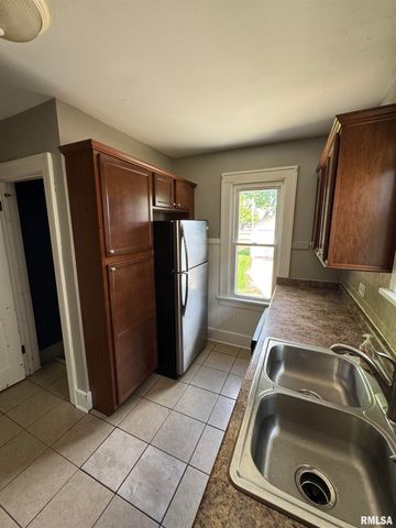 715 W CORRINGTON Avenue, Peoria, IL 61604