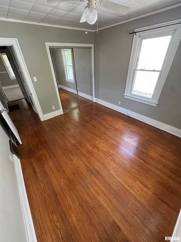 715 W CORRINGTON Avenue, Peoria, IL 61604