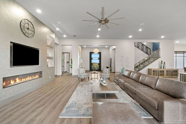 8129 Garden Oaks Dr, Garden Ridge, TX 78266