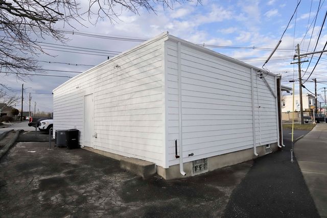 597 Dartmouth St AB, Dartmouth, MA 02748