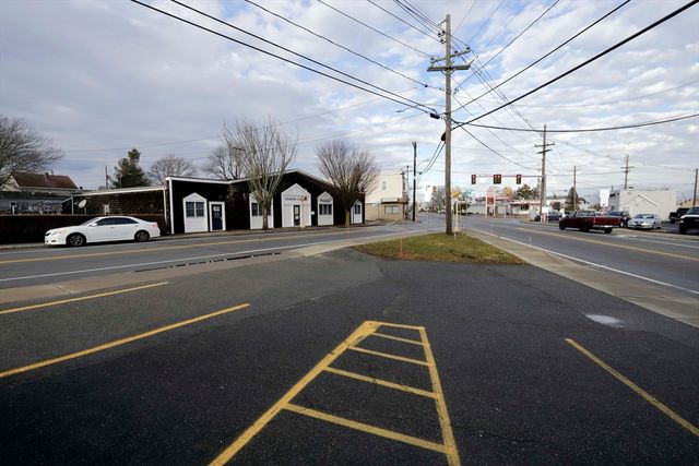 597 Dartmouth St AB, Dartmouth, MA 02748