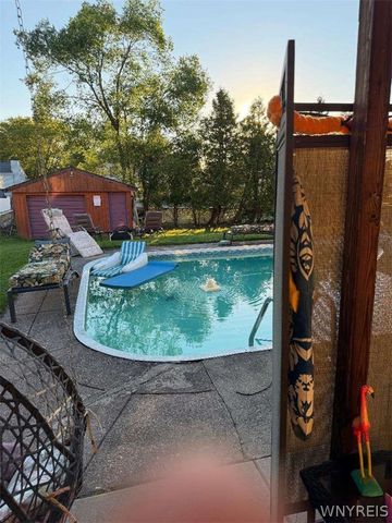 32 East Bihrwood Drive, West Seneca, NY 14224