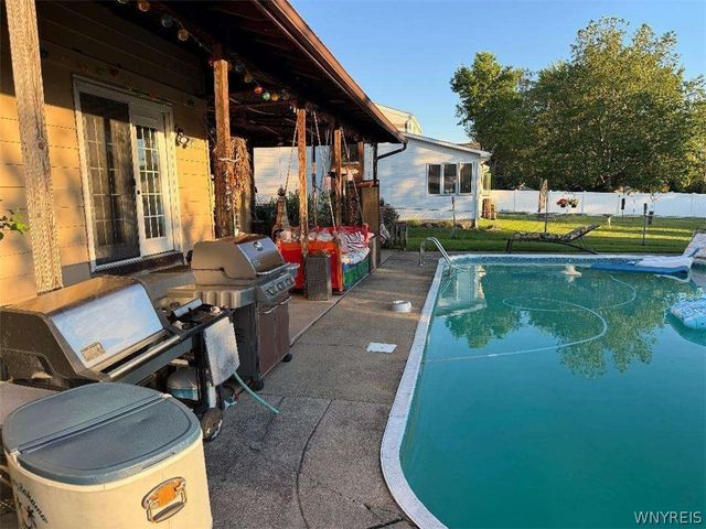 32 East Bihrwood Drive, West Seneca, NY 14224