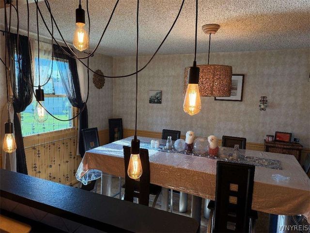 32 East Bihrwood Drive, West Seneca, NY 14224