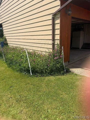 32 East Bihrwood Drive, West Seneca, NY 14224
