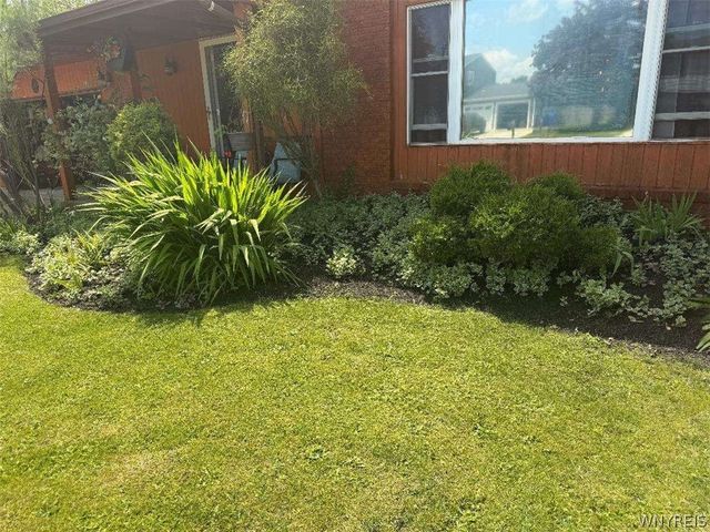32 East Bihrwood Drive, West Seneca, NY 14224