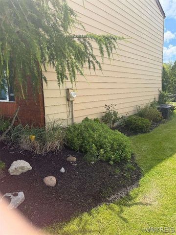 32 East Bihrwood Drive, West Seneca, NY 14224