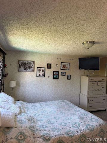 32 East Bihrwood Drive, West Seneca, NY 14224