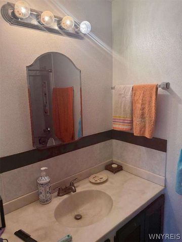 32 East Bihrwood Drive, West Seneca, NY 14224