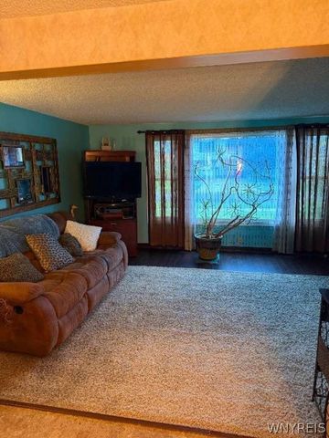 32 East Bihrwood Drive, West Seneca, NY 14224