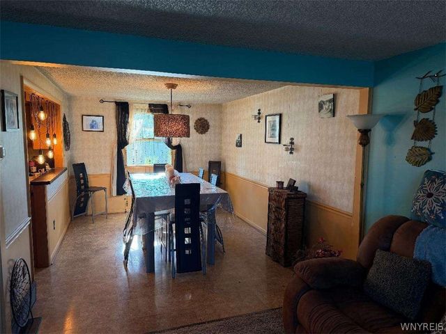 32 East Bihrwood Drive, West Seneca, NY 14224