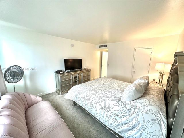 301 Golden Isles Dr 114, Hallandale Beach, FL 33009