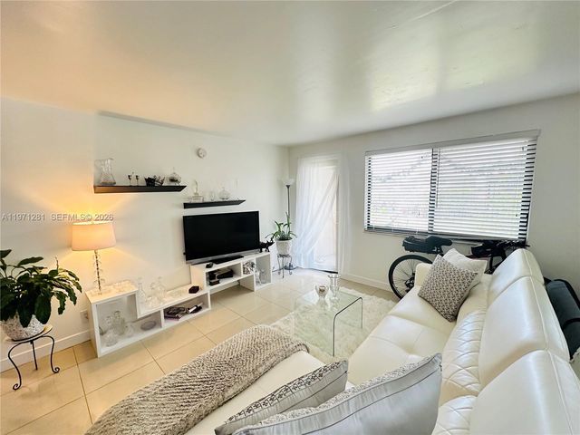 301 Golden Isles Dr 114, Hallandale Beach, FL 33009