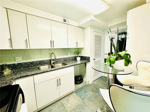 301 Golden Isles Dr 114, Hallandale Beach, FL 33009