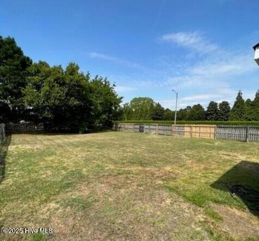 2123 E 4th Street, Greenville, NC 27858