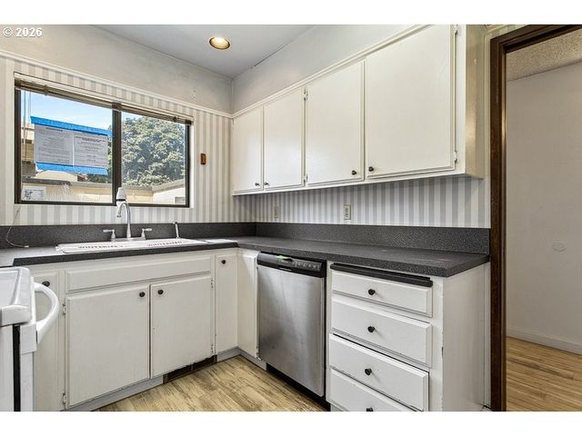 224 N HAYDEN BAY Dr, Portland, OR 97217