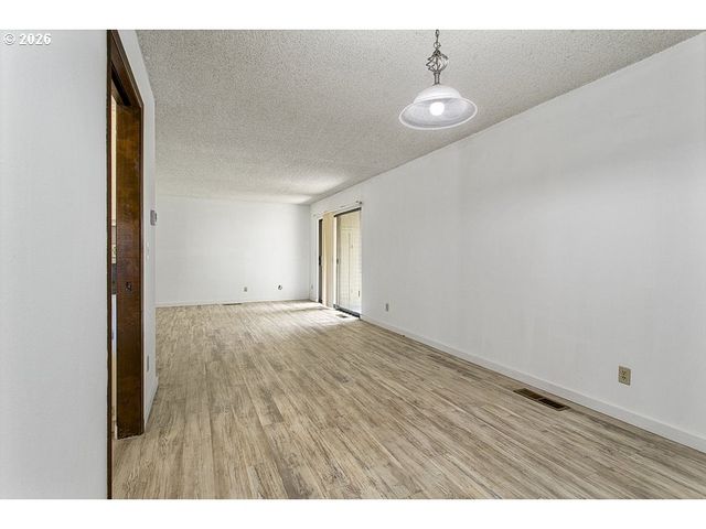 224 N HAYDEN BAY Dr, Portland, OR 97217