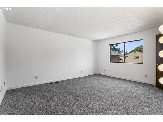 224 N HAYDEN BAY Dr, Portland, OR 97217