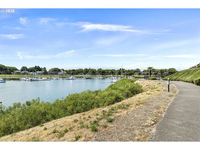 224 N HAYDEN BAY Dr, Portland, OR 97217