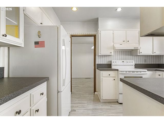 224 N HAYDEN BAY Dr, Portland, OR 97217