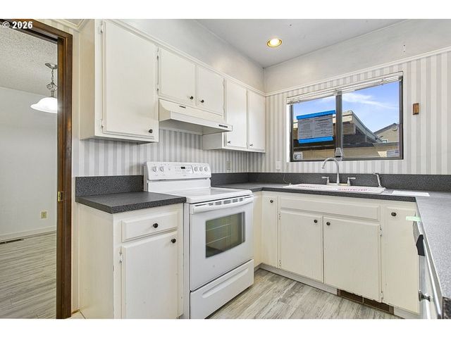 224 N HAYDEN BAY Dr, Portland, OR 97217