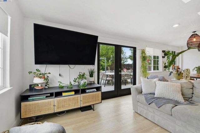 2823 Hilltop Rd, Concord, CA 94520