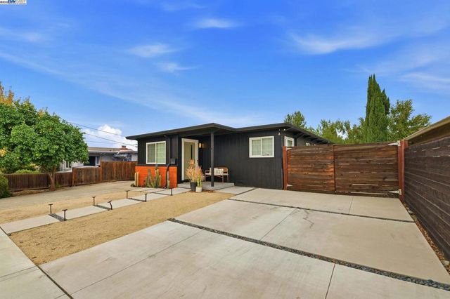 2823 Hilltop Rd, Concord, CA 94520